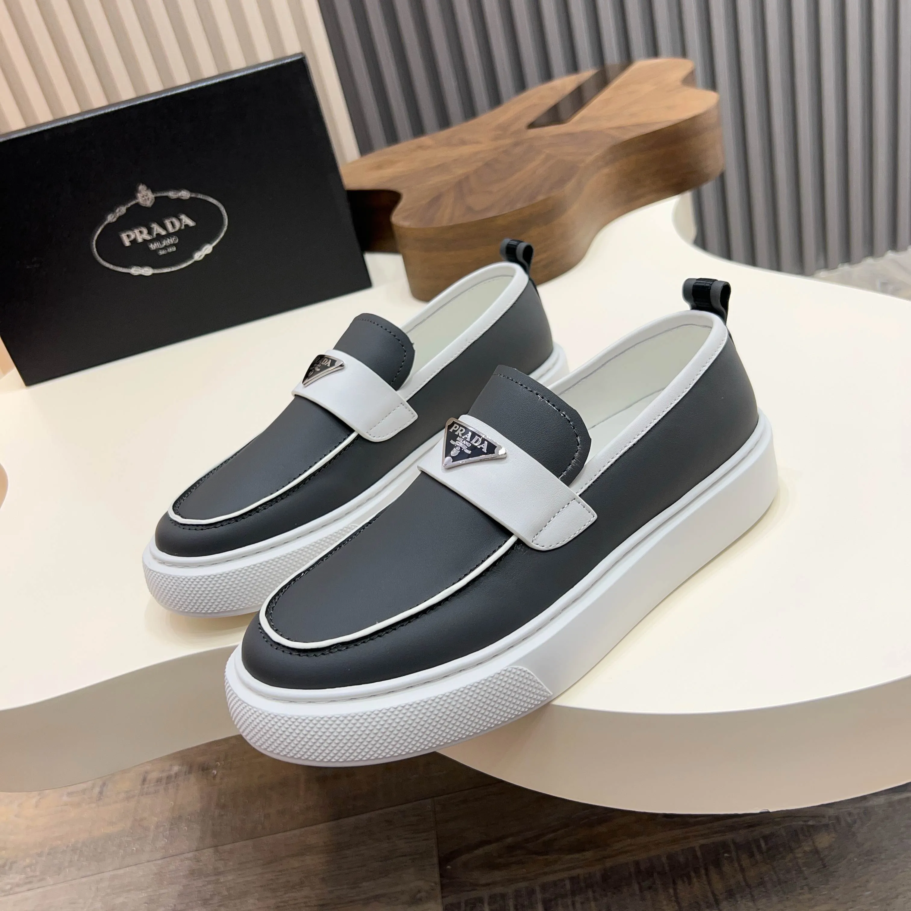 💰740 Thick-soled trendy brand (Prada) mainly promotes popular models, avant-garde and versatile fashionable men's shoes, private version molding, cowhide splicing 1:1 replica... fashionable, simple, elegant, more eye-catching and more classy, ​​it will subvert the old idea, a must-have for fashionistas who want to spend time with you! Must keep it! Tall and comfortable outsole, high-end quality workmanship. @ Code number: 39-44 38 45 can be ordered. Multiple colors are available.